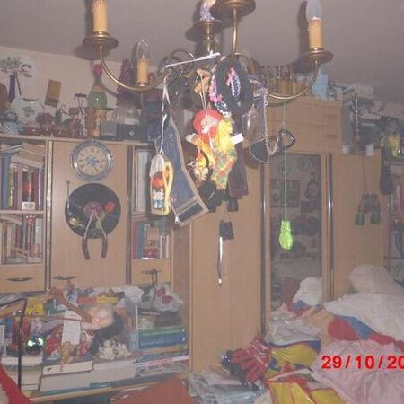 Chaos im Wohnzimmer eines Haushaltes