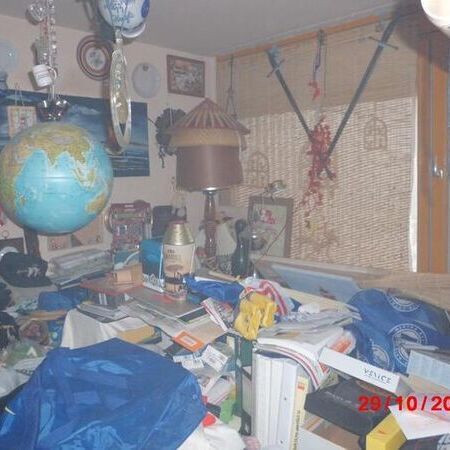 Gerümpel in einem Zimmer